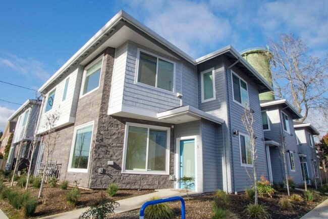 Building Photo - Rare 3 Bed, 2 Bath Townhouse Ready Late Se... Unit 45-04