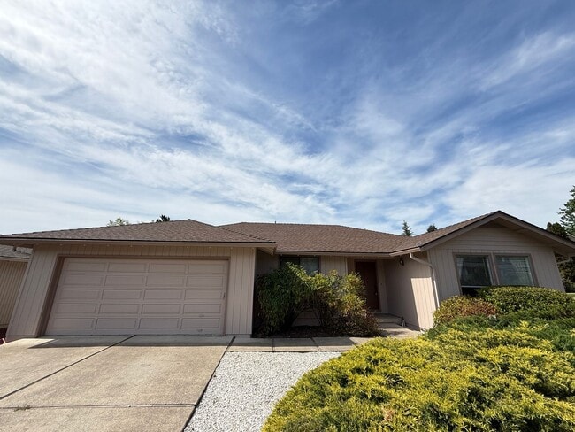 Building Photo - Charming 3 bed 2 bath home in SE Medford!