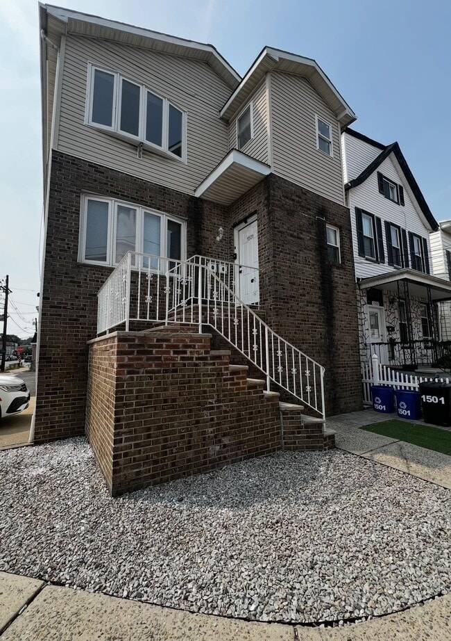 Building Photo - 1501 47th St Rental