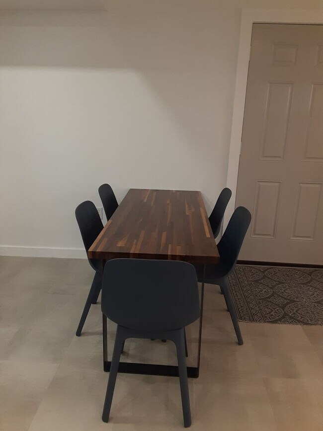 Photo - Seasonal-Beautifully renovated top floor 2/2 condo downtown Sarasota.