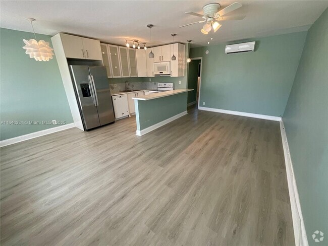 Building Photo - 2716 NE 30th Pl Unit 207C Rental