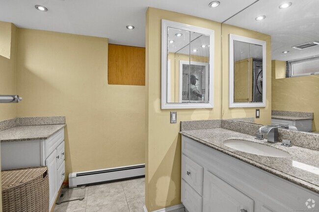 Building Photo - 15 Overland Ave Rental