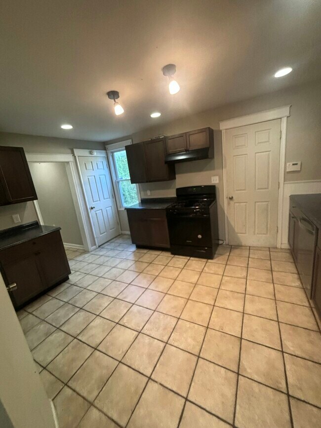 Photo - 165 Sharpe St