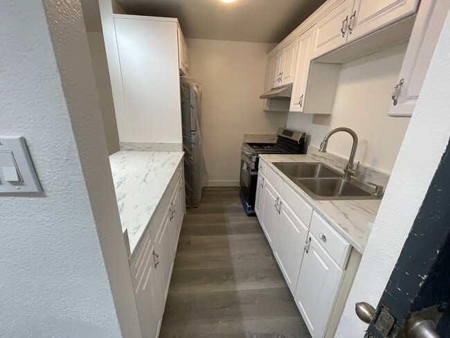 Building Photo - 3030 Valle Vista Dr Unit 13