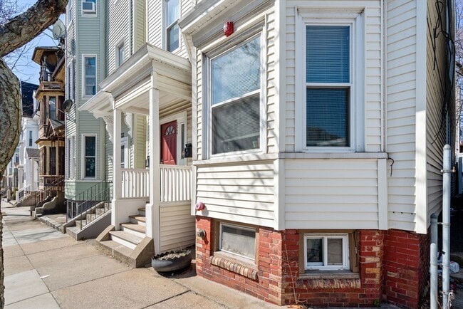 Building Photo - 224 Lexington St Unit 2