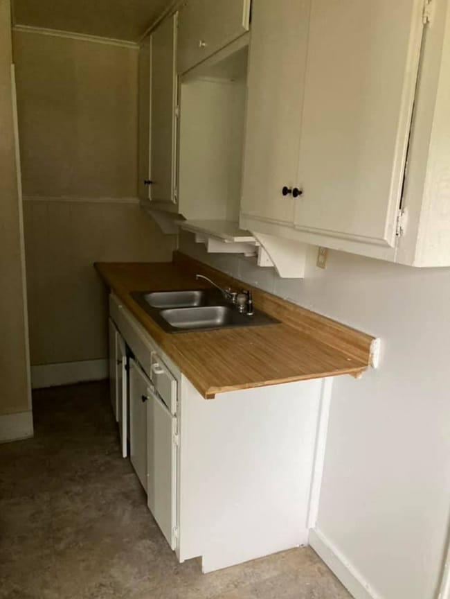 Kitchen - 566 N Malone St