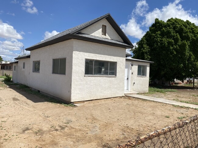 Building Photo - 1686 W 1st St Rental