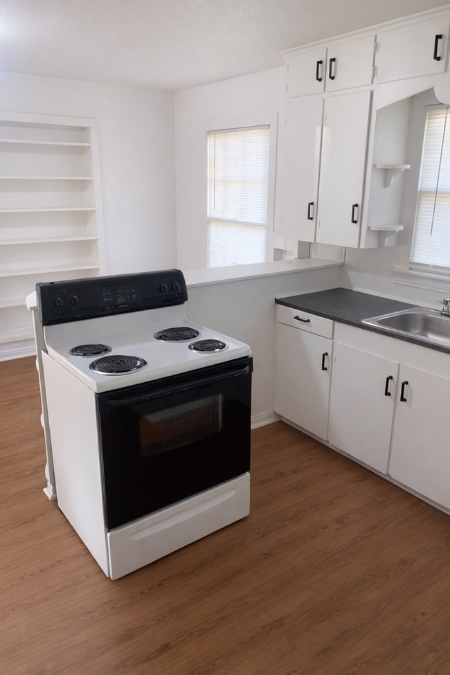 Photo - 113 E 2nd St