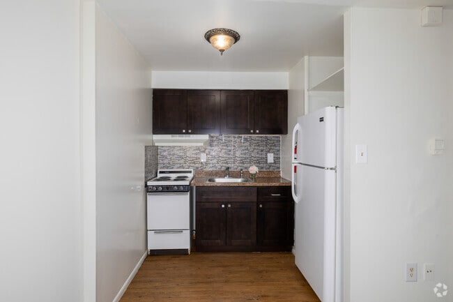 1BR, 1BA - 525SF - Kitchen - Kenneth House Apartments