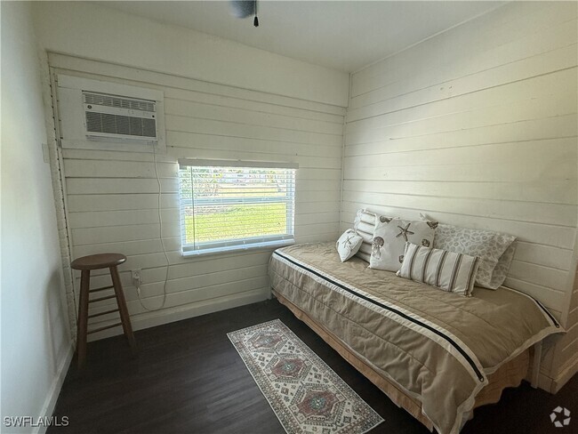 Building Photo - 10899 Russell Rd Rental