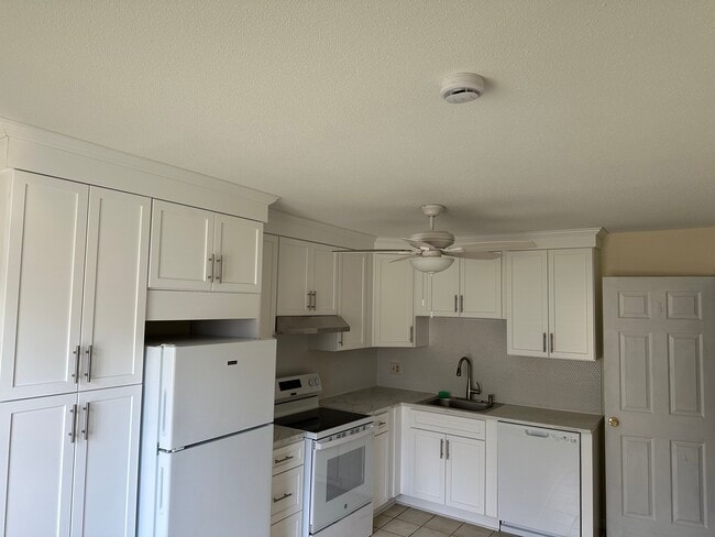 Building Photo - 127 New Britain Ave Unit B