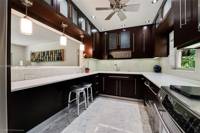 Photo - 6000 Leonardo St