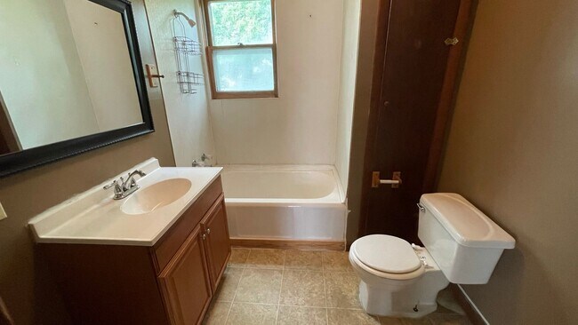 Photo - unique 1 bedroom, 1 bathroom “tree top” apartment