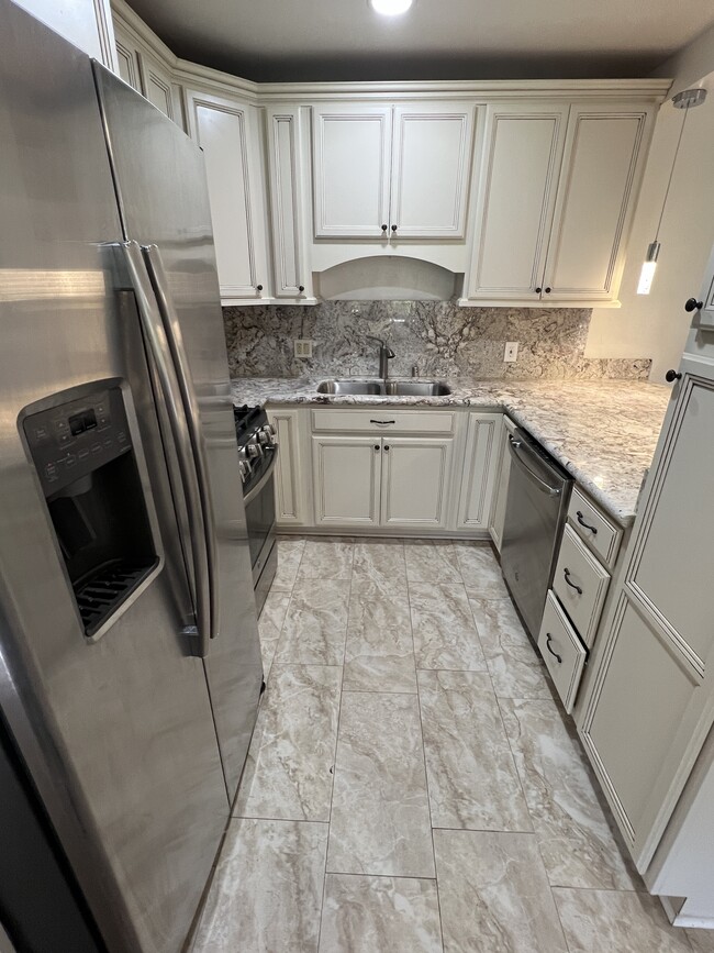 Building Photo - 19156 Avenue of the Oaks Unit B