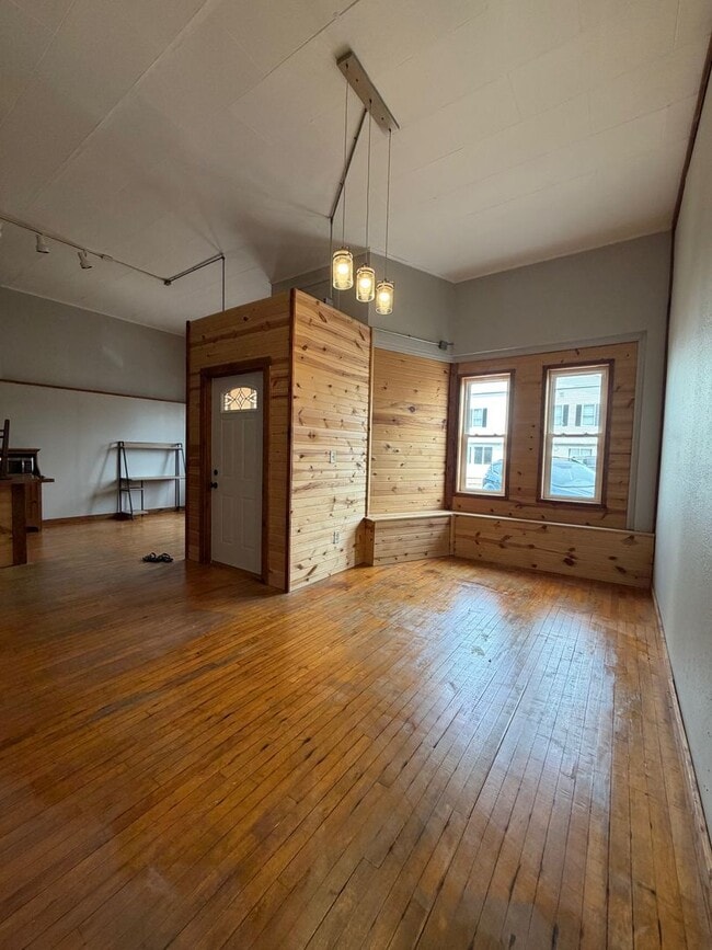 Building Photo - 311 Main St Unit 4