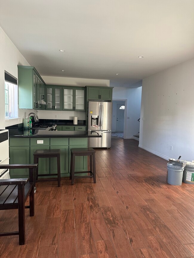 Building Photo - 1317 W 49th St