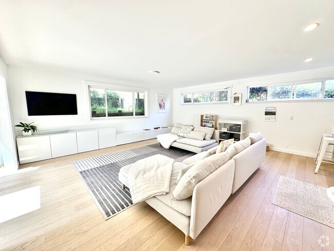 Building Photo - Stunning Sun Valley Home