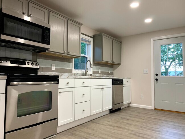 Kitchen(Photo 2) - 611 4th St NW