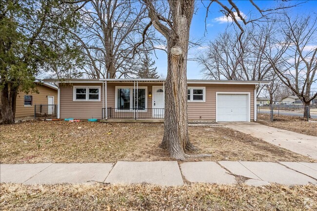 Building Photo - Beautiful Haysville Home