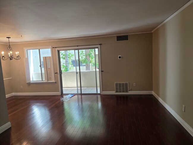 Building Photo - 330 S Mentor Ave Unit 107
