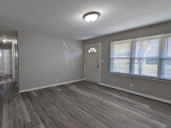 Photo - 702 W 39 St N