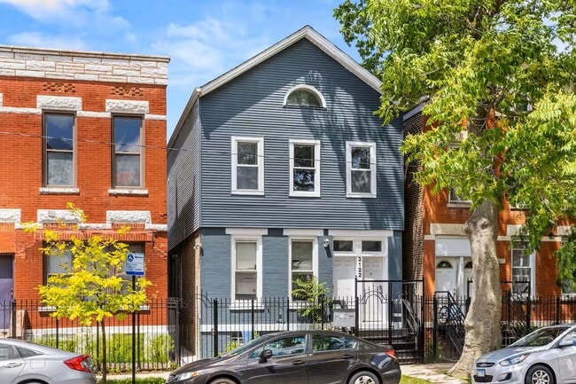 Building Photo - 2122 W Huron St Unit 1