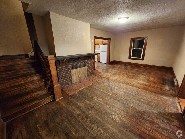 Building Photo - 4 Bedroom (+ office/den!), 2 Bathroom home...