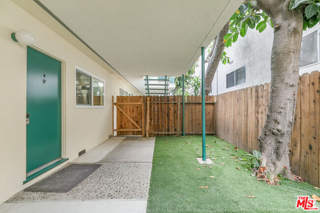 Building Photo - 1333 Barry Ave Unit 3 Rental