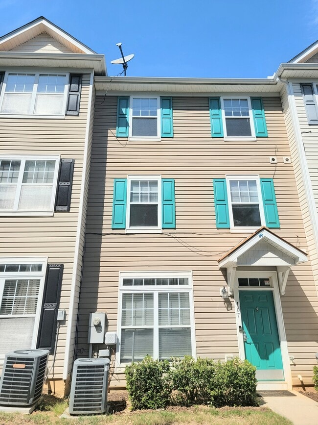 Building Photo - 2220 Valley Edge Dr