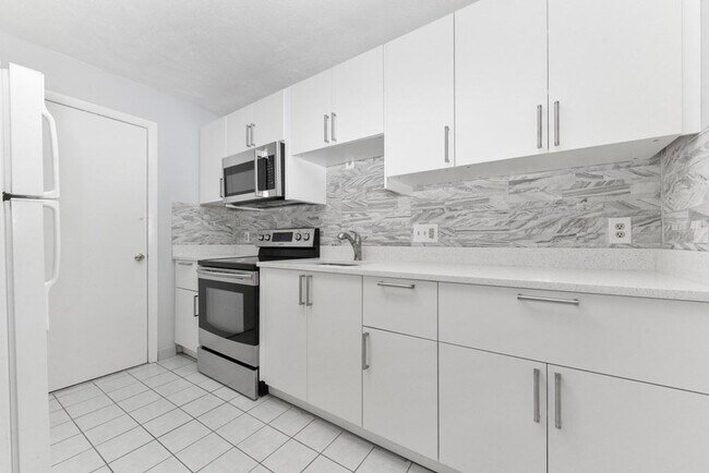 Photo - 900 Governors Dr Unit 3