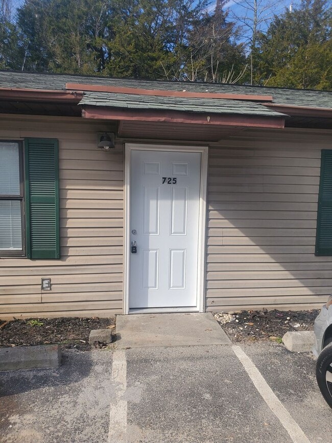 Photo - Sevierville - 2 bedroom, 1 bath apartment - Call Linda Meese (865) 591-6004