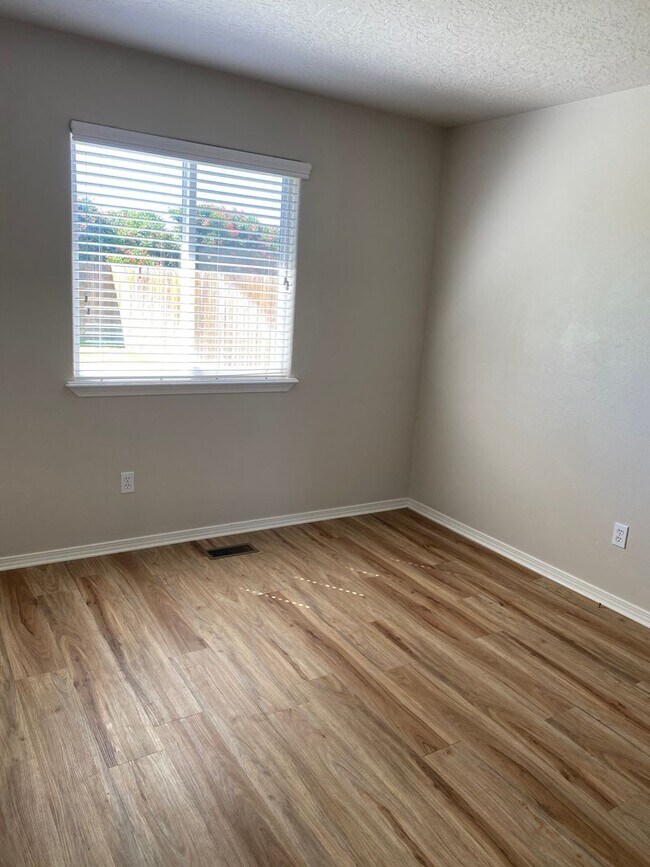 Photo - Great location, 3 bedroom house with large...