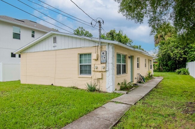 Photo - 2/1 Close to Downtown Tampa and University...