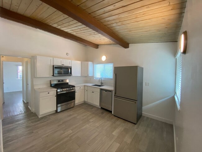 Building Photo - 2 Bedroom/1 Bathroom - Isla Vista Unit B