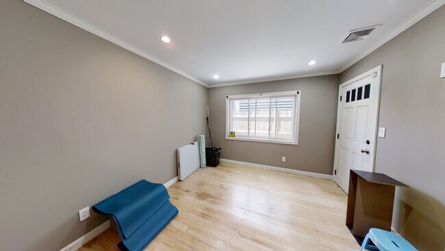 Photo - 329 W 4th St