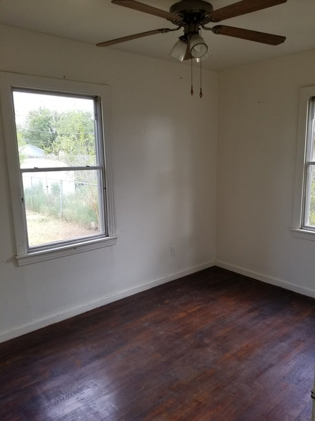 Photo - 4607 Preston St