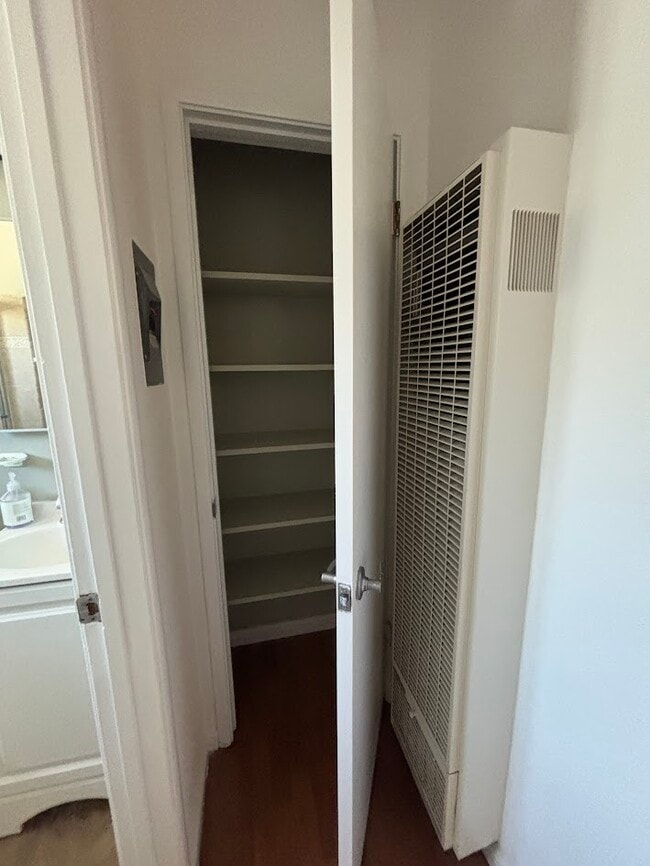 Building Photo - 990 Helen Ave Unit 4