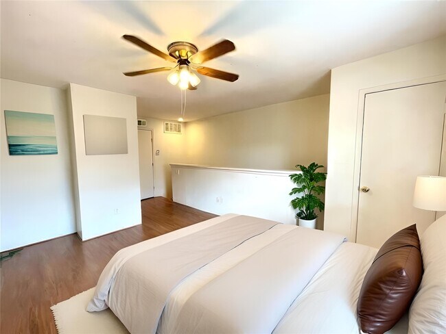 Building Photo - 2100 Wilcrest Dr Unit 123