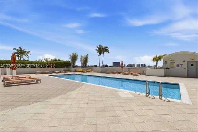 Building Photo - 3180 SW 22nd St Unit 707