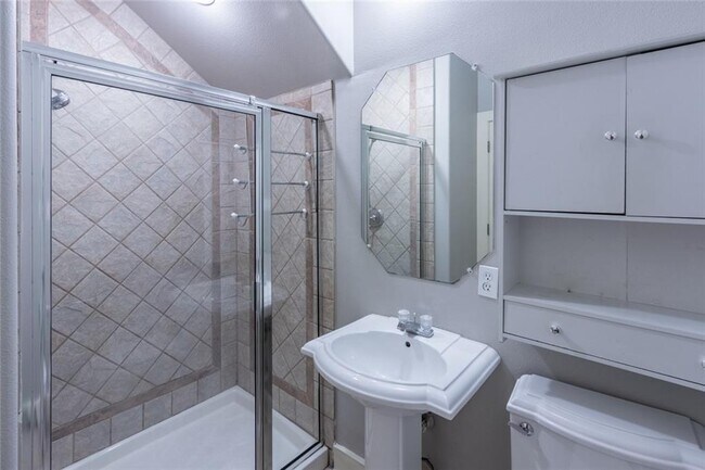 Photo - 306 E 34th St