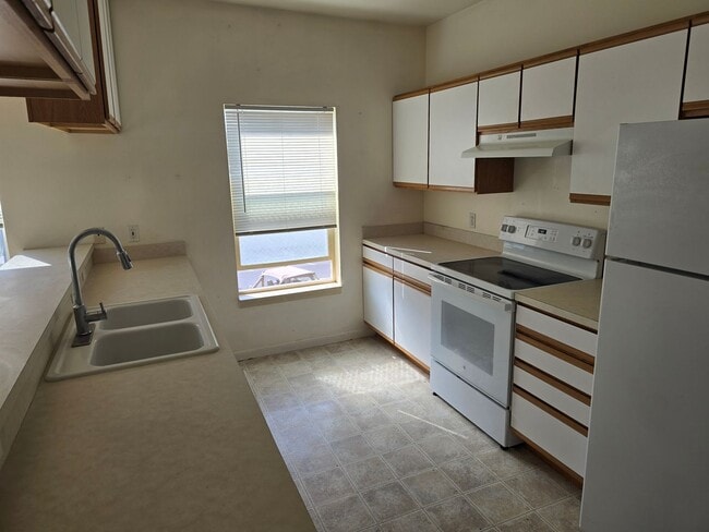 Photo - 190 - Adams Street Apartments - "The Canoe Club" Bldg 3 Unidad 190-252 Elm-210