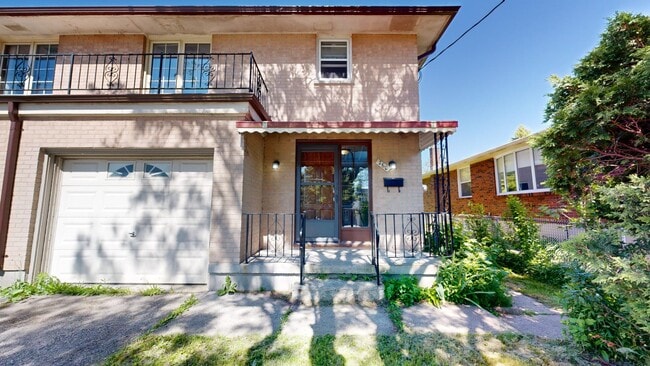 Building Photo - SPACIOUS THREE BEDROOM-2 BATHROOM TOWNHOME IN NORTH LONDON