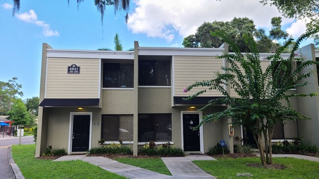 FULLY RENOVATED TOWNHOME w/ PRIVATE FENCED... - FULLY RENOVATED TOWNHOME w/ PRIVATE FENCED...