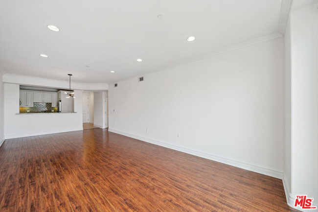 Photo - 1050 S Holt Ave Unidad 404 Rental