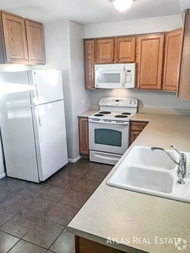 Building Photo - 2 Bedroom Apartment Near Downtown Castle R... Unit C