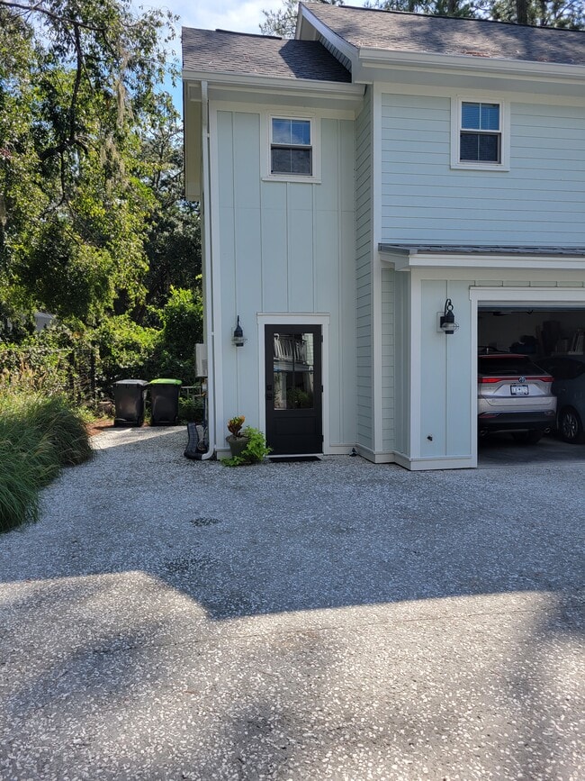 Separate Entrance - 114 S Hermitage Rd Unit Guesthouse