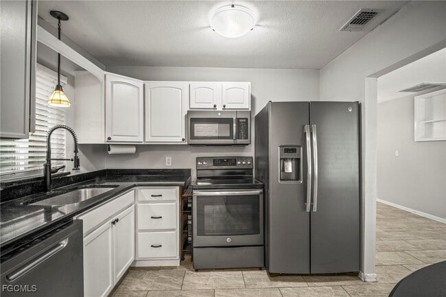 Building Photo - 2210 Parkview Dr Rental