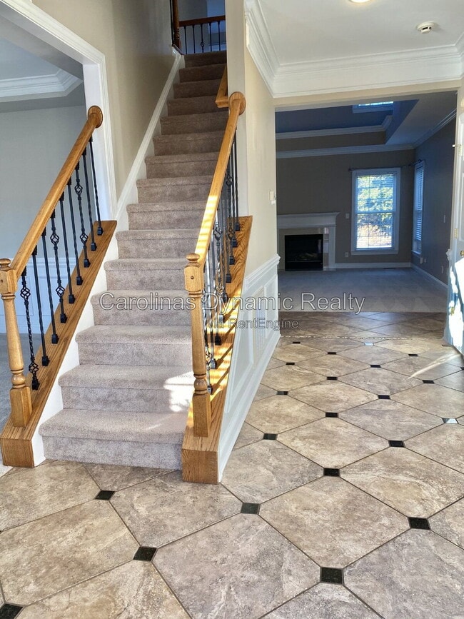 Photo - 605 Queenswater Ln