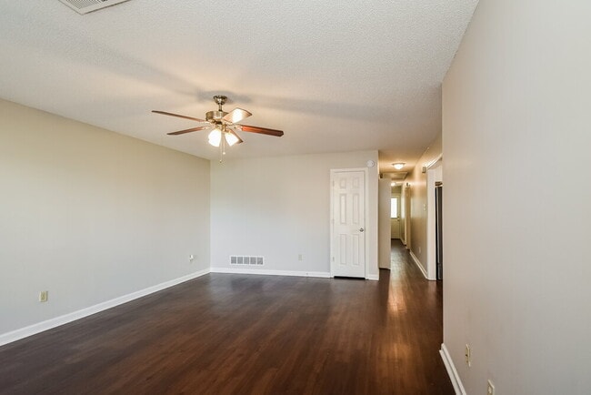 Photo - 275 Garden Walk S