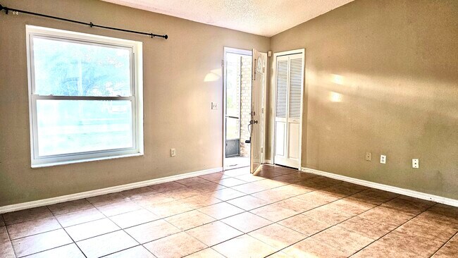 Photo - 1371 Melshire Ave